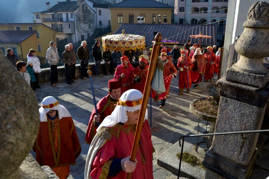 10 Castiglione  Il Corteo