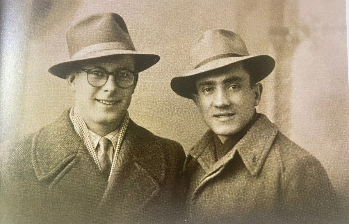Johnny Peck e Oreste Ferrari travestiti da uomini d'affari. La foto e stata scattata a Luino nel Dicembre 1943 - Archivio Privato Famiglia Peck