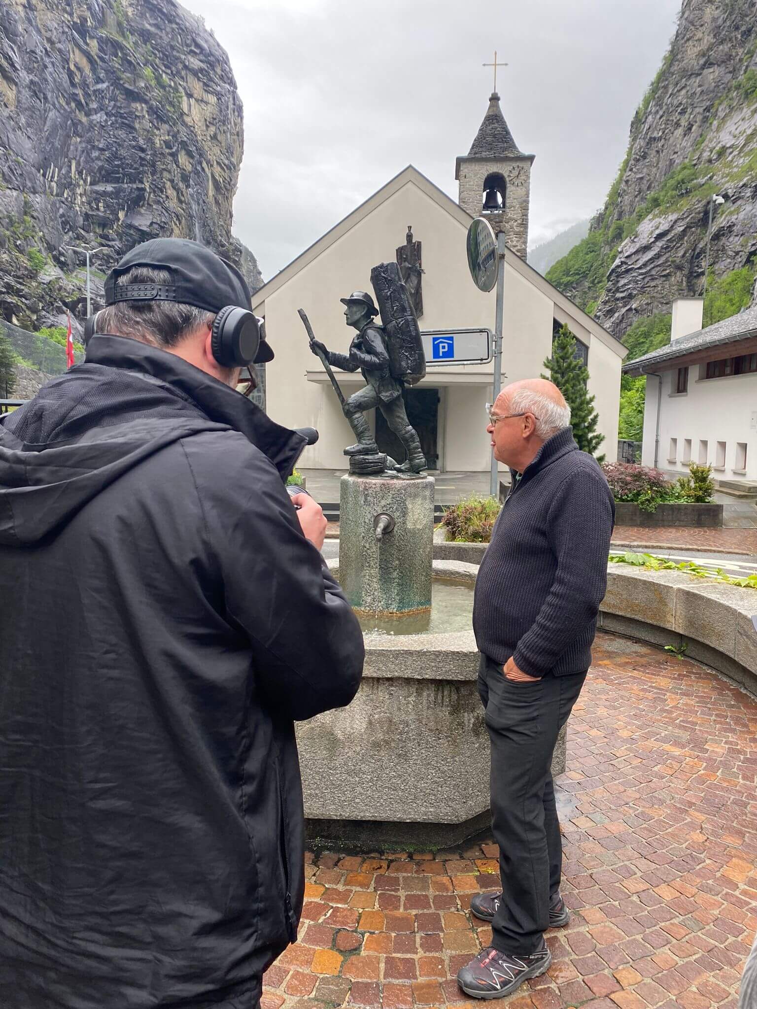 Andreas Weissen E Alessio Cusano Davanti La Statua Dello Spallone