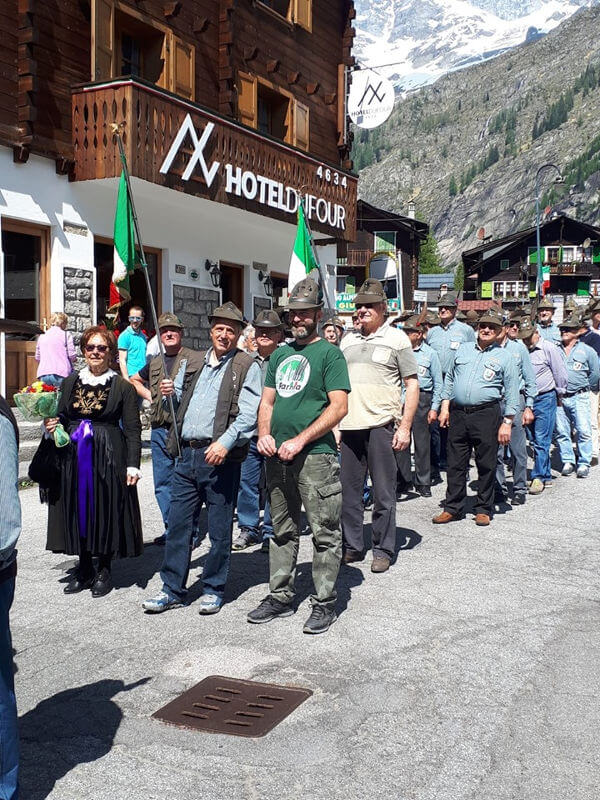 Alpini Grandiosa Manifestazione Ai Piedi Del Rosa