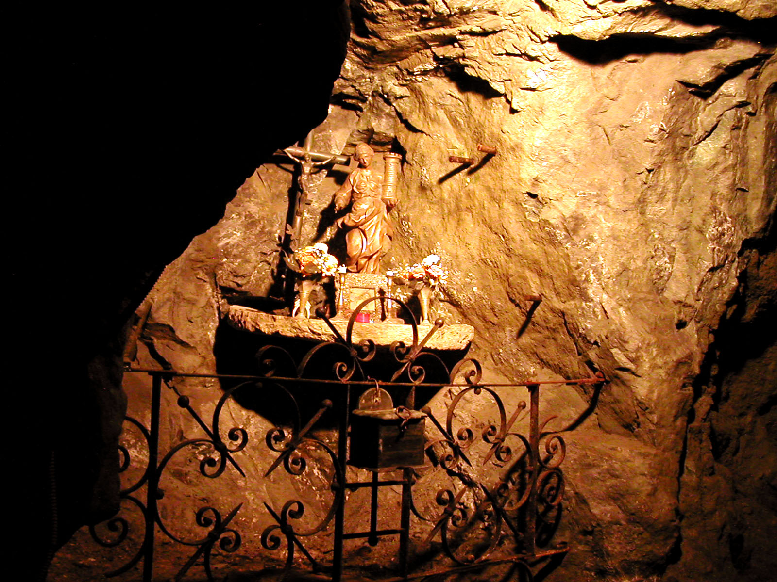 Miniera Guja - statua di Santa Barbara