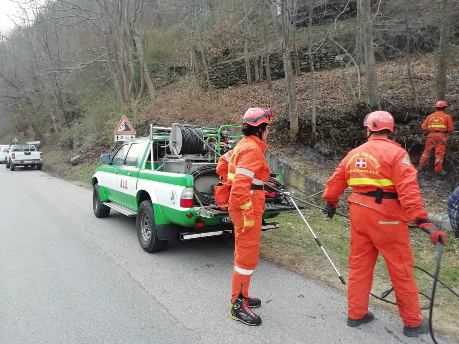 AIB e Vigili del Fuoco Volontari in azione a Calasca
